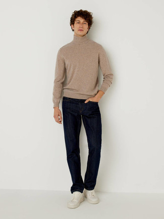 Quale jeans indossare con sneakers basse bianche per un uomo di 20 anni in modo casual: Abbinare un dolcevita di lana marrone chiaro e jeans è una comoda opzione per fare commissioni in città. Completa questo look con un paio di sneakers basse bianche.