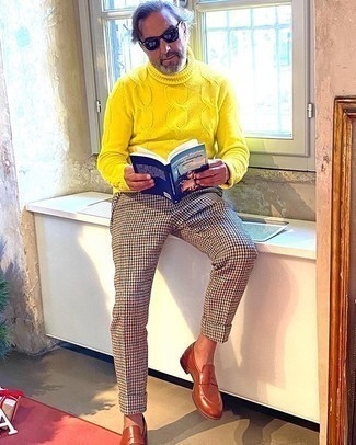 Dolcevita lavorato a maglia giallo di Lukhanyo Mdingi