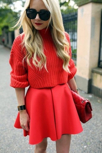 Come indossare e abbinare una cartella bordeaux per una donna di 30 anni: Indossa un dolcevita lavorato a maglia rosso e una cartella bordeaux per un look perfetto per il weekend.