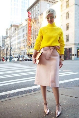 Look alla moda per donna: Dolcevita lavorato a maglia giallo, Gonna a tubino rosa, Décolleté in pelle dorati, Pochette in pelle dorata