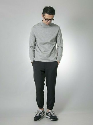 Look alla moda per uomo: Dolcevita grigio, Chino grigio scuro, Scarpe sportive nere e bianche, Occhiali da sole trasparenti