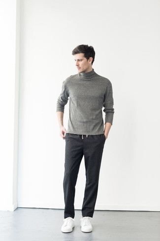 Look alla moda per uomo: Dolcevita grigio, Chino grigio scuro, Sneakers basse di tela bianche