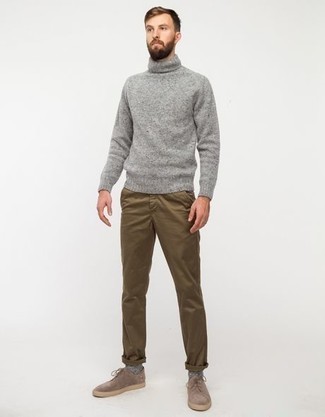 Look alla moda per uomo: Dolcevita di lana grigio, Chino marroni, Scarpe derby in pelle scamosciata marrone chiaro, Calzini grigi