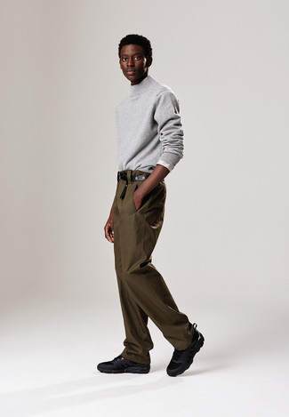 Look alla moda per uomo: Dolcevita di lana grigio, Chino marroni, Scarpe sportive nere, Cintura in pelle nera