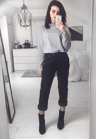 Quale jeans indossare con un dolcevita grigio scuro in modo smart-casual: Metti un dolcevita grigio scuro e jeans per affrontare con facilità la tua giornata. Stivaletti in pelle scamosciata neri sono una eccellente scelta per completare il look.