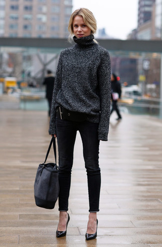 Come indossare e abbinare décolleté in pelle neri quando fa caldo: Coniuga un dolcevita di lana grigio scuro con jeans aderenti neri per un outfit che si fa notare. Décolleté in pelle neri sono una buona scelta per completare il look.