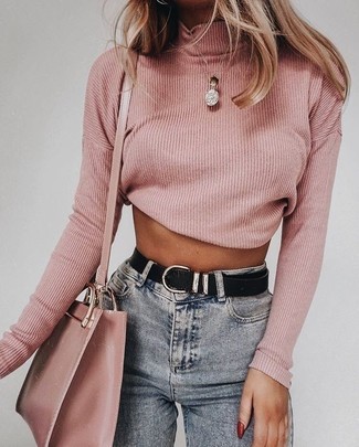 Come indossare e abbinare jeans aderenti grigi per una donna di 20 anni in primavera 2025: Potresti combinare un dolcevita rosa con jeans aderenti grigi e sarai un vero sballo. È buona idea per la primavera!
