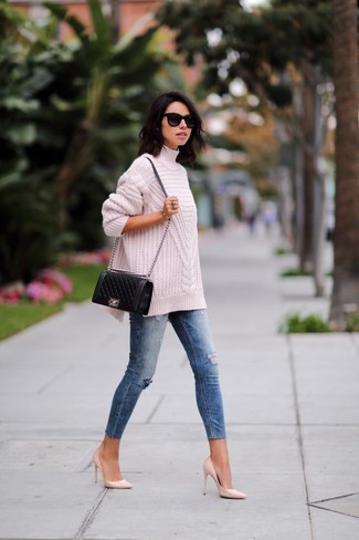 Quale dolcevita indossare con jeans aderenti blu scuro in modo smart-casual: Abbina un dolcevita con jeans aderenti blu scuro per un outfit che si fa notare. Décolleté in pelle rosa sono una valida scelta per completare il look.