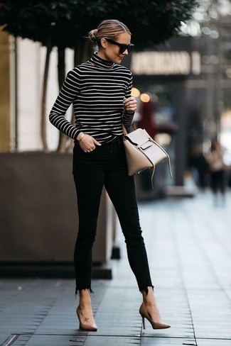 Come indossare e abbinare jeans neri con décolleté beige: Abbina un dolcevita a righe orizzontali nero e bianco con jeans neri per un look trendy e alla mano. Completa questo look con un paio di décolleté beige.