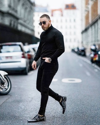 Quale dolcevita indossare con scarpe double monk nere per un uomo di 30 anni in modo smart-casual: Prova a combinare un dolcevita con jeans aderenti neri per vestirti casual. Rifinisci il completo con un paio di scarpe double monk nere.