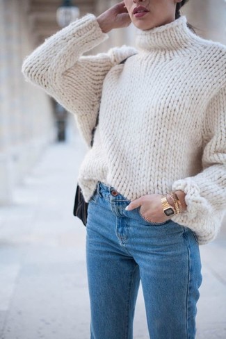 Come indossare e abbinare un maglione lavorato a maglia bianco: Potresti combinare un maglione lavorato a maglia bianco con jeans blu per affrontare con facilità la tua giornata.