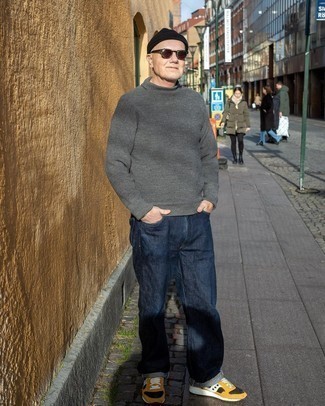Quale jeans indossare con un dolcevita grigio per un uomo di 50 anni quando fa caldo: Per un outfit quotidiano pieno di carattere e personalità, abbina un dolcevita grigio con jeans. Abbina questi abiti a un paio di scarpe sportive senapi.