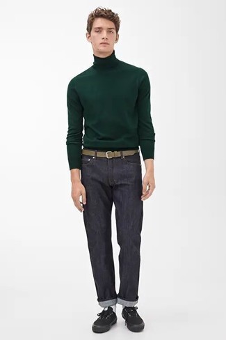 Come indossare e abbinare un maglione verde scuro: Coniuga un maglione verde scuro con jeans blu scuro per un look trendy e alla mano. Scegli un paio di sneakers basse di tela nere come calzature per un tocco virile.