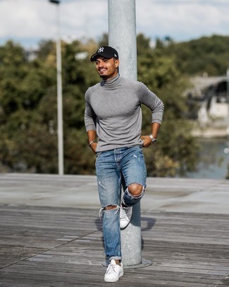 Quale jeans indossare con un dolcevita grigio quando fa caldo in modo rilassato: Per un outfit della massima comodità, metti un dolcevita grigio e jeans. Sneakers basse di tela bianche sono una eccellente scelta per completare il look.