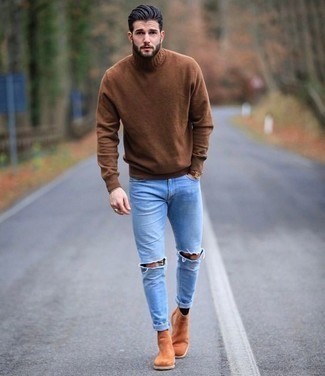 Quale jeans indossare con un dolcevita marrone: Potresti abbinare un dolcevita marrone con jeans per un look perfetto per il weekend. Mostra il tuo gusto per le calzature di alta classe con un paio di stivali chelsea in pelle scamosciata terracotta.
