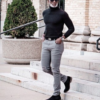 Quale jeans indossare con un dolcevita nero per un uomo di 50 anni in primavera 2025: Scegli un outfit composto da un dolcevita nero e jeans per un look comfy-casual. Scegli uno stile classico per le calzature e scegli un paio di stivali chelsea in pelle scamosciata neri. Questo è certamente l'outfit da copiare questa primavera.
