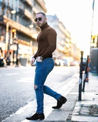 Quale jeans indossare con un dolcevita terracotta quando fa caldo: Per un outfit della massima comodità, indossa un dolcevita terracotta con jeans. Ti senti creativo? Completa il tuo outfit con un paio di stivali chelsea in pelle scamosciata neri.