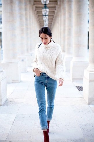 Quale stivaletti indossare con jeans blu per una donna di 30 anni: Prova ad abbinare un dolcevita lavorato a maglia bianco con jeans blu per vestirti casual. Stivaletti sono una interessante scelta per completare il look.