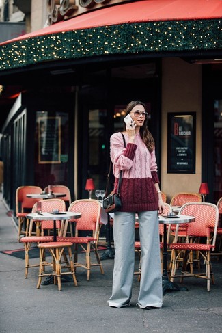 Come indossare e abbinare un maglione bianco e rosa per una donna di 30 anni in modo formale: Indossa un maglione bianco e rosa con pantaloni larghi di jeans azzurri per creare un look smart casual.