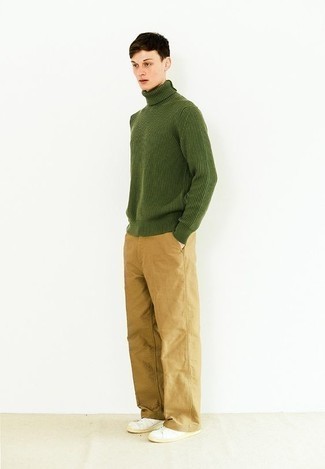Look alla moda per uomo: Dolcevita lavorato a maglia verde, Chino marrone chiaro, Sneakers basse di tela bianche