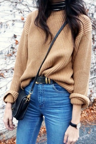 Come indossare e abbinare un maglione marrone chiaro per una donna di 30 anni in modo smart-casual: Scegli un maglione marrone chiaro e un maglione girocollo marrone chiaro per un look semplice, da indossare ogni giorno.