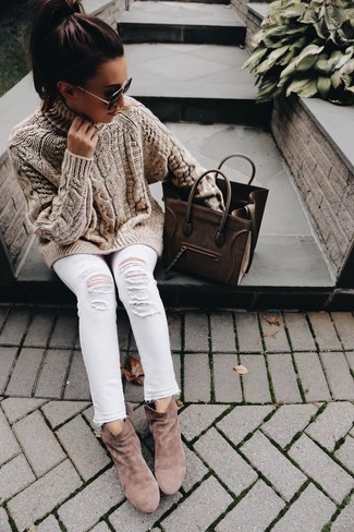 Quale stivaletti indossare con jeans bianchi: Combina un dolcevita lavorato a maglia marrone chiaro con jeans bianchi per affrontare con facilità la tua giornata. Stivaletti sono una splendida scelta per completare il look.