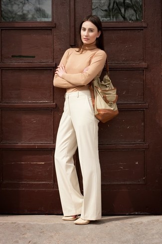 Look alla moda per donna: Dolcevita marrone chiaro, Pantaloni larghi beige, Décolleté in pelle beige, Borsa a secchiello in pelle beige
