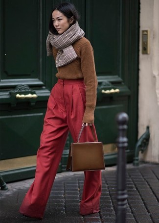 Come indossare e abbinare un maglione terracotta in autunno 2024 in modo formale: Prova ad abbinare un maglione terracotta con pantaloni larghi rossi, perfetto per il lavoro. È magnifica idea per un look autunnale!