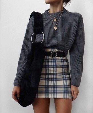 Come indossare e abbinare un maglione per una donna di 20 anni in autunno 2024: Indossa un maglione con una minigonna scozzese beige per essere casual. È splendida idea per le temperature autunnali!