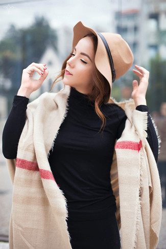 Come indossare e abbinare un borsalino di lana marrone chiaro quando fa caldo: Prova a combinare un dolcevita nero con un borsalino di lana marrone chiaro per un outfit inaspettato.