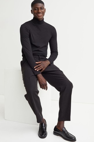 Look alla moda per uomo: Dolcevita nero, Chino neri, Mocassini eleganti in pelle neri