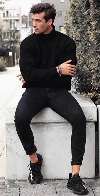 Come indossare e abbinare jeans aderenti neri con scarpe sportive nere quando fa caldo: Potresti combinare un dolcevita di lana nero con jeans aderenti neri per un look spensierato e alla moda. Scarpe sportive nere aggiungono un tocco particolare a un look altrimenti classico.