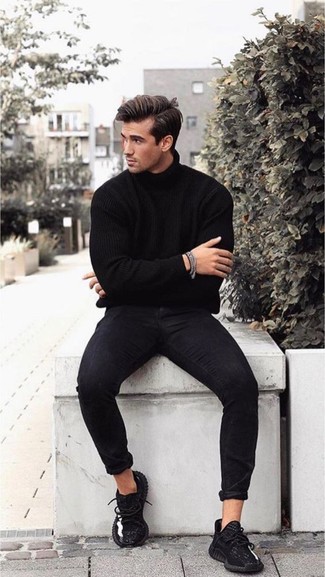 Look alla moda per uomo: Dolcevita nero, Jeans aderenti neri, Scarpe sportive nere, Bracciale argento