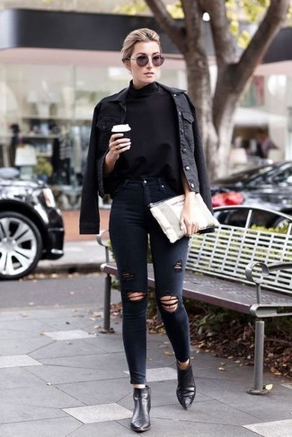 Come indossare e abbinare jeans aderenti strappati neri in modo smart-casual: Potresti combinare un dolcevita nero con jeans aderenti strappati neri per un outfit che si fa notare. Stivaletti in pelle neri sono una eccellente scelta per completare il look.