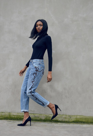 Quale jeans boyfriend indossare con décolleté neri per una donna di 20 anni: Mostra il tuo stile in un dolcevita nero con jeans boyfriend per creare un look raffinato e glamour. Décolleté neri sono una interessante scelta per completare il look.