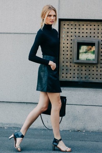 Quale dolcevita indossare con sandali con tacco neri: Per un outfit quotidiano pieno di carattere e personalità, indossa un dolcevita e una minigonna in pelle nera. Sandali con tacco neri sono una buona scelta per completare il look.