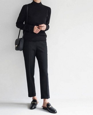 Come indossare e abbinare pantaloni eleganti neri: Mostra il tuo stile in un dolcevita nero con pantaloni eleganti neri, perfetto per il lavoro. Mocassini eleganti in pelle neri sono una interessante scelta per completare il look.