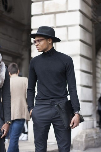 Come indossare e abbinare un borsalino di lana nero per un uomo di 30 anni: Scegli un dolcevita nero e un borsalino di lana nero per una sensazione di semplicità e spensieratezza.