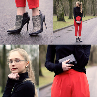Come indossare e abbinare stivaletti grigi quando fa caldo: Vestiti con un dolcevita nero e pantaloni skinny rossi per un look davvero alla moda. Stivaletti grigi sono una valida scelta per completare il look.