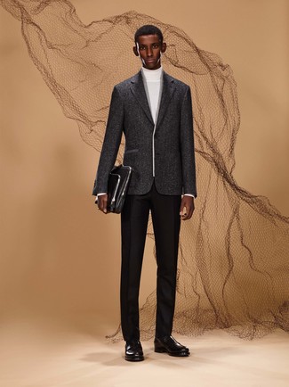 Look alla moda per uomo: Dolcevita bianco, Pantaloni eleganti di lana neri, Mocassini eleganti in pelle neri, Ventiquattrore in pelle nera