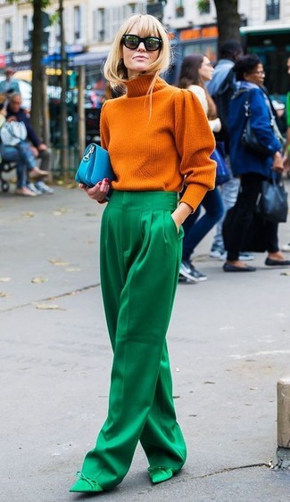 Come indossare e abbinare una borsa acqua in modo formale: Potresti indossare un dolcevita lavorato a maglia arancione e una borsa acqua per un outfit inaspettato. Questo outfit si abbina perfettamente a un paio di décolleté di raso verdi.