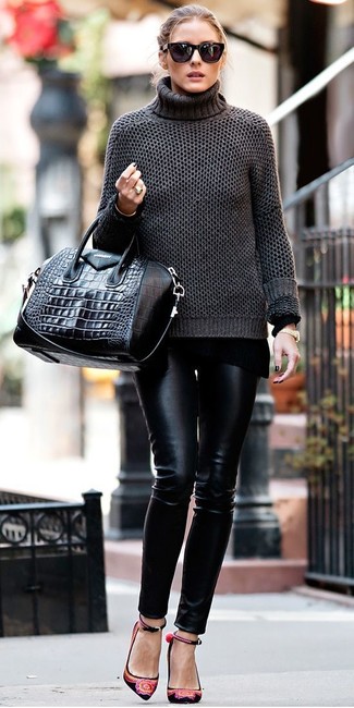 Come indossare e abbinare una borsa shopping in pelle nera quando fa caldo in modo formale: Indossa un dolcevita grigio scuro con una borsa shopping in pelle nera per un'atmosfera casual-cool.