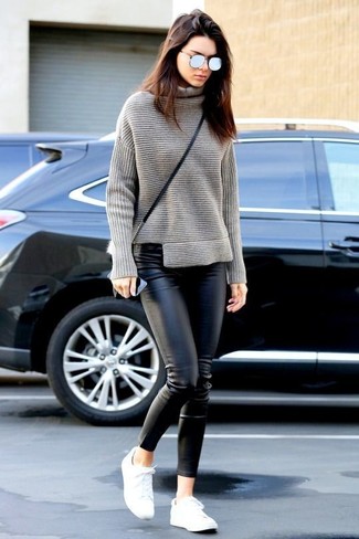 Look di Kendall Jenner: Dolcevita lavorato a maglia grigio, Pantaloni skinny in pelle neri, Sneakers basse bianche, Borsa a tracolla in pelle nera