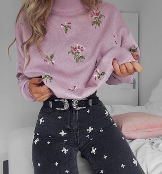 Come indossare e abbinare un dolcevita rosa quando fa caldo in modo smart-casual: Abbina un dolcevita rosa con jeans aderenti decorati neri per un look spensierato e alla moda.