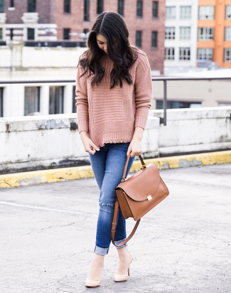 Quale jeans aderenti indossare con décolleté marrone chiaro: Potresti indossare un dolcevita lavorato a maglia rosa e jeans aderenti per un semplice tocco di eleganza. Perfeziona questo look con un paio di décolleté marrone chiaro.