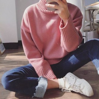 Look alla moda per donna: Dolcevita lavorato a maglia rosa, Jeans aderenti blu scuro, Sneakers basse di tela bianche, Calzini bianchi