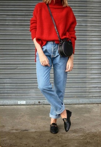Look alla moda per donna: Dolcevita lavorato a maglia rosso, Jeans azzurri, Mocassini eleganti in pelle neri, Borsa a tracolla in pelle nera