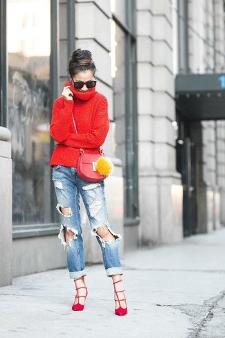 Come indossare e abbinare un dolcevita rosso con jeans azzurri: Abbina un dolcevita rosso con jeans azzurri per un fantastico look da sfoggiare nel weekend. Un paio di décolleté in pelle scamosciata rossi si abbina alla perfezione a una grande varietà di outfit.
