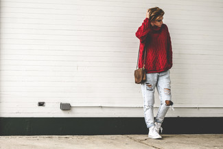 Come indossare e abbinare sneakers alte bianche quando fa caldo: La versatilità di un dolcevita lavorato a maglia rosso e jeans boyfriend strappati azzurri li rende capi in cui vale la pena investire. Sneakers alte bianche sono una interessante scelta per completare il look.