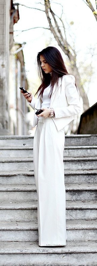 Come indossare e abbinare un dolcevita bianco per una donna di 30 anni in modo formale: Metti un dolcevita bianco e pantaloni larghi bianchi per un look semplice ed elegante.